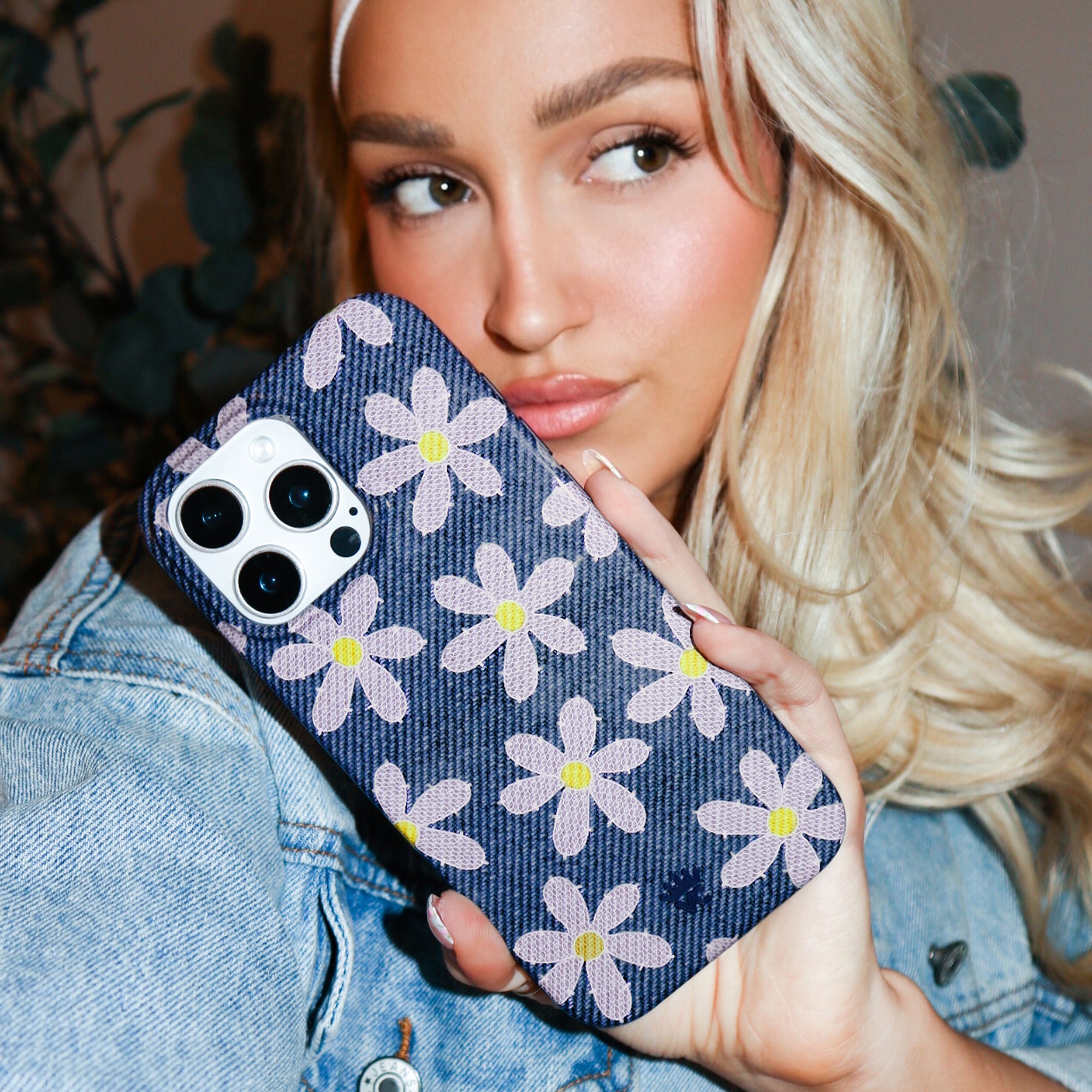 URBAN SOPHISTICATION iPhoneケース Denim Flower The Puffer Case® - Denim Flower | Urban Sophistication